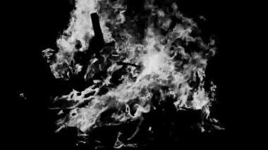 Siyah arka planda ateş alevleri, alev alev dokusu arka planda, çok güzel, ateş yanıyor, odun ve inek gübresi ile ateş siyah ve beyaz şenlik ateşi