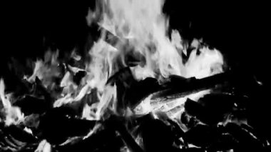 Siyah arka planda ateş alevleri, alev alev dokusu arka planda, çok güzel, ateş yanıyor, odun ve inek gübresi ile ateş siyah ve beyaz şenlik ateşi