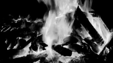 Siyah arka planda ateş alevleri, alev alev dokusu arka planda, çok güzel, ateş yanıyor, odun ve inek gübresi ile ateş siyah ve beyaz şenlik ateşi