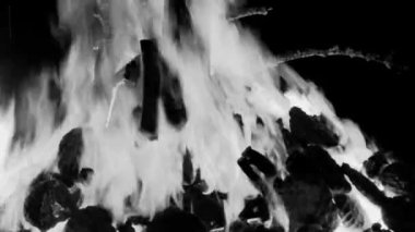 Siyah arka planda ateş alevleri, alev alev dokusu arka planda, çok güzel, ateş yanıyor, odun ve inek gübresi ile ateş siyah ve beyaz şenlik ateşi