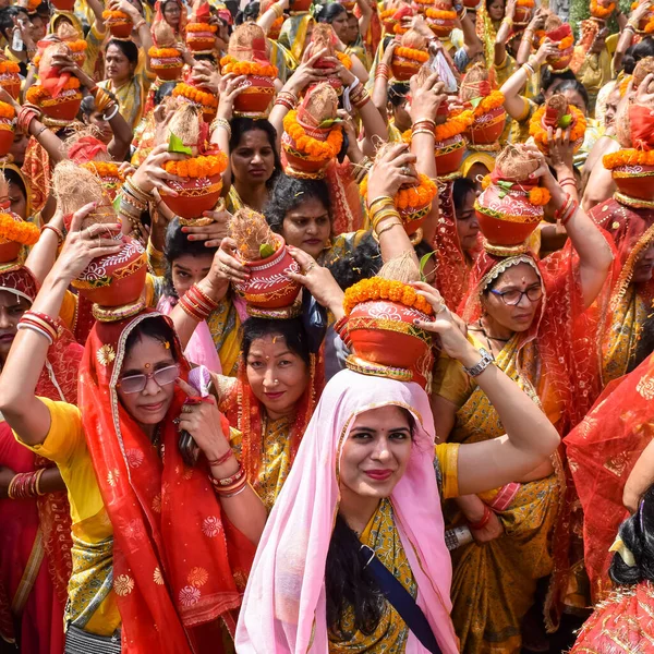 New Delhi India April 2022 Women Kalash Head Jagannath Temple — Stock Photo, Image