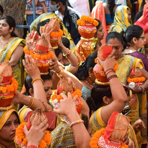 Нью Дели Индия Апреля 2022 Года Женщины Калашем Голове Время — стоковое фото