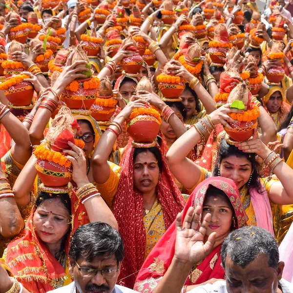Yeni Delhi, Hindistan 3 Nisan 2022 - Jagannath Tapınağı sırasında Kalaşlı kadınlar Mangal Kalash Yatra, Hintli Hintli dindarlar üzerinde hindistan cevizi olan kutsal su dolu toprak kapları taşıyorlar