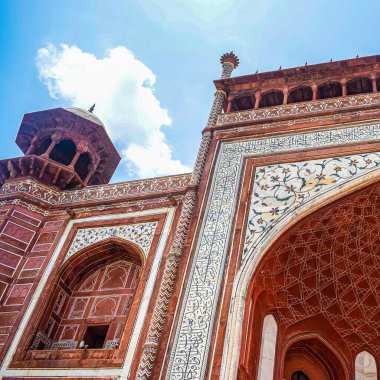 Tac Mahal 'in mimarisi Hint şehri Agra, Uttar Pradesh, Taj Mahal, Agra, Uttar Pradesh, Hindistan' da Yamuna Nehri 'nin güney kıyısında fildişi beyazı mermer bir mozoledir.