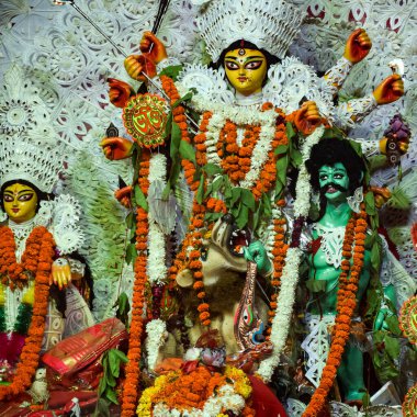 Tanrıça Durga, Hindistan 'ın en büyük Hindu Navratri festivallerinden biri olan Güney Kolkata Durga Puja, Durga Puja Idol' a yakından bakıyor.