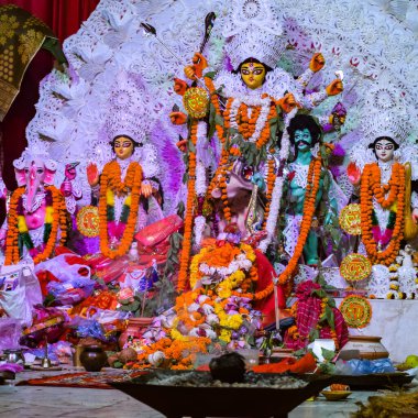 Tanrıça Durga, Hindistan 'ın en büyük Hindu Navratri festivallerinden biri olan Güney Kolkata Durga Puja, Durga Puja Idol' a yakından bakıyor.