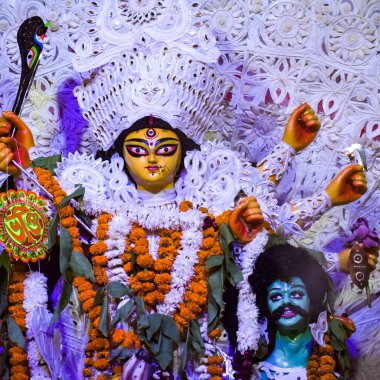Tanrıça Durga, Hindistan 'ın en büyük Hindu Navratri festivallerinden biri olan Güney Kolkata Durga Puja, Durga Puja Idol' a yakından bakıyor.
