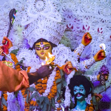Tanrıça Durga, Hindistan 'ın en büyük Hindu Navratri festivallerinden biri olan Güney Kolkata Durga Puja, Durga Puja Idol' a yakından bakıyor.