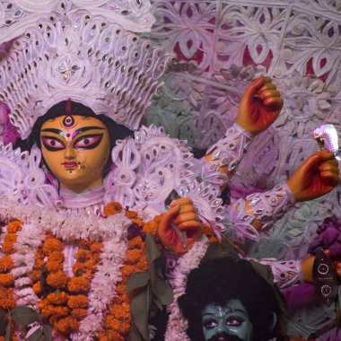 Tanrıça Durga, Hindistan 'ın en büyük Hindu Navratri festivallerinden biri olan Güney Kolkata Durga Puja, Durga Puja Idol' a yakından bakıyor.