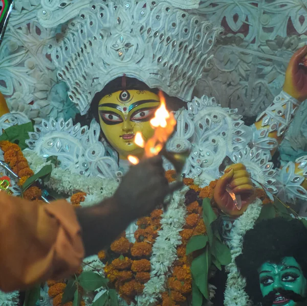 Tanrıça Durga, Hindistan 'ın en büyük Hindu Navratri festivallerinden biri olan Güney Kolkata Durga Puja, Durga Puja Idol' a yakından bakıyor.