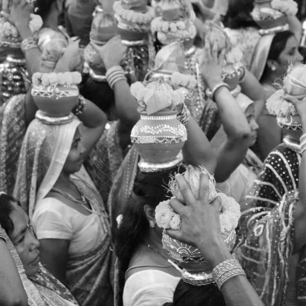 Delhi Indien April 2022 Kvinnor Med Kalash Huvudet Jagannath Temple — Stockfoto