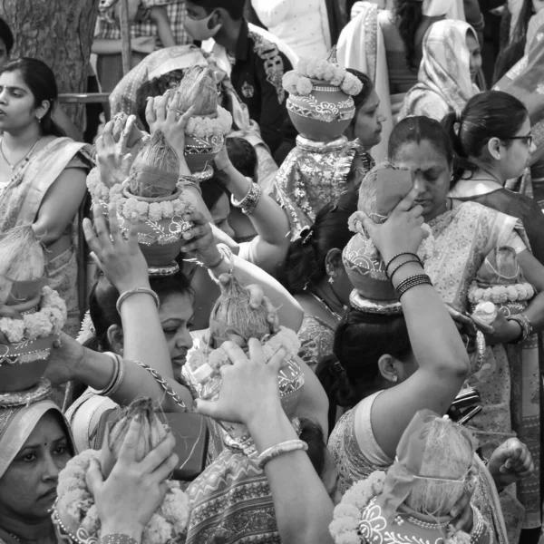 Delhi India Abril 2022 Mujeres Con Kalash Cabeza Durante Templo —  Fotos de Stock