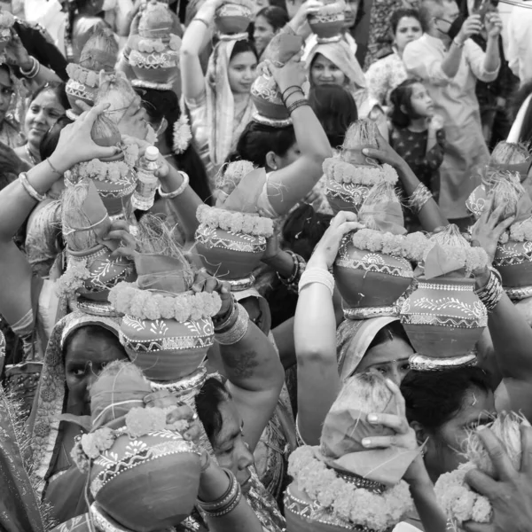 Delhi India Abril 2022 Mujeres Con Kalash Cabeza Durante Templo — Foto de Stock