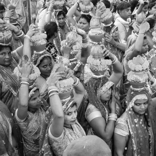 Delhi India Abril 2022 Mujeres Con Kalash Cabeza Durante Templo —  Fotos de Stock