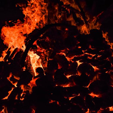 Siyah arka planda alevler, alev alev dokusu arka planda, çok güzel, ateş yanıyor, ateş odun ve inek gübresi ateşiyle yanıyor.