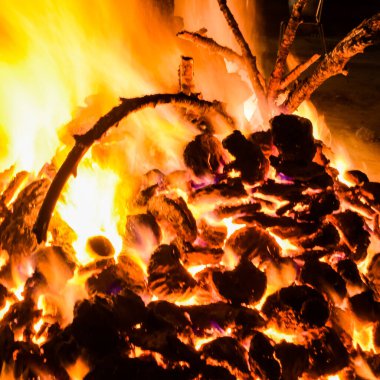 Siyah arka planda alevler, alev alev dokusu arka planda, çok güzel, ateş yanıyor, ateş odun ve inek gübresi ateşiyle yanıyor.