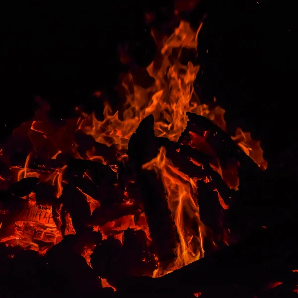 Siyah arka planda alevler, alev alev dokusu arka planda, çok güzel, ateş yanıyor, ateş odun ve inek gübresi ateşiyle yanıyor.