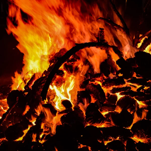 Siyah arka planda alevler, alev alev dokusu arka planda, çok güzel, ateş yanıyor, ateş odun ve inek gübresi ateşiyle yanıyor.