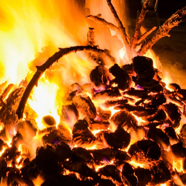 Siyah arka planda alevler, alev alev dokusu arka planda, çok güzel, ateş yanıyor, ateş odun ve inek gübresi ateşiyle yanıyor.