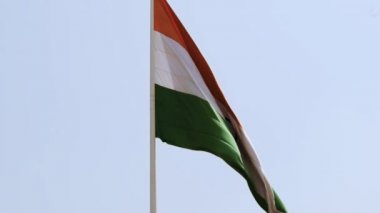Hindistan bayrağı, Connaught Place 'de dalgalanan mavi gökyüzü, dalgalanan Hindistan bayrağı, Bağımsızlık Günü' nde Hint bayrağı ve Hindistan Cumhuriyeti bayrağı, sallanan atış, sallanan Hint bayrağı, dalgalanan Hindistan bayrakları