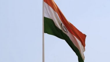 Hindistan bayrağı, Connaught Place 'de dalgalanan mavi gökyüzü, dalgalanan Hindistan bayrağı, Bağımsızlık Günü' nde Hint bayrağı ve Hindistan Cumhuriyeti bayrağı, sallanan atış, sallanan Hint bayrağı, dalgalanan Hindistan bayrakları