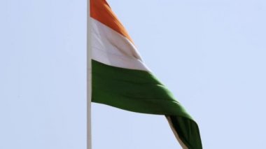 Hindistan bayrağı, Connaught Place 'de dalgalanan mavi gökyüzü, dalgalanan Hindistan bayrağı, Bağımsızlık Günü' nde Hint bayrağı ve Hindistan Cumhuriyeti bayrağı, sallanan atış, sallanan Hint bayrağı, dalgalanan Hindistan bayrakları