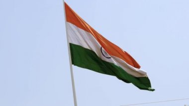 Hindistan bayrağı, Connaught Place 'de dalgalanan mavi gökyüzü, dalgalanan Hindistan bayrağı, Bağımsızlık Günü' nde Hint bayrağı ve Hindistan Cumhuriyeti bayrağı, sallanan atış, sallanan Hint bayrağı, dalgalanan Hindistan bayrakları