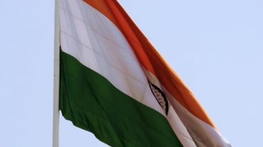 Hindistan bayrağı, Connaught Place 'de dalgalanan mavi gökyüzü, dalgalanan Hindistan bayrağı, Bağımsızlık Günü' nde Hint bayrağı ve Hindistan Cumhuriyeti bayrağı, sallanan atış, sallanan Hint bayrağı, dalgalanan Hindistan bayrakları