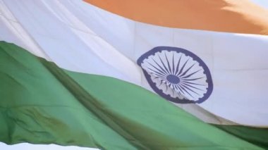 Hindistan bayrağı, Connaught Place 'de dalgalanan mavi gökyüzü, dalgalanan Hindistan bayrağı, Bağımsızlık Günü' nde Hint bayrağı ve Hindistan Cumhuriyeti bayrağı, sallanan atış, sallanan Hint bayrağı, dalgalanan Hindistan bayrakları