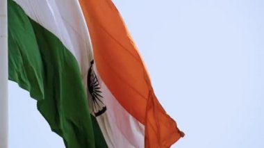 Hindistan bayrağı, Connaught Place 'de dalgalanan mavi gökyüzü, dalgalanan Hindistan bayrağı, Bağımsızlık Günü' nde Hint bayrağı ve Hindistan Cumhuriyeti bayrağı, sallanan atış, sallanan Hint bayrağı, dalgalanan Hindistan bayrakları