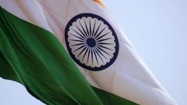 Hindistan bayrağı, Connaught Place 'de dalgalanan mavi gökyüzü, dalgalanan Hindistan bayrağı, Bağımsızlık Günü' nde Hint bayrağı ve Hindistan Cumhuriyeti bayrağı, sallanan atış, sallanan Hint bayrağı, dalgalanan Hindistan bayrakları