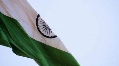Hindistan bayrağı, Connaught Place 'de dalgalanan mavi gökyüzü, dalgalanan Hindistan bayrağı, Bağımsızlık Günü' nde Hint bayrağı ve Hindistan Cumhuriyeti bayrağı, sallanan atış, sallanan Hint bayrağı, dalgalanan Hindistan bayrakları