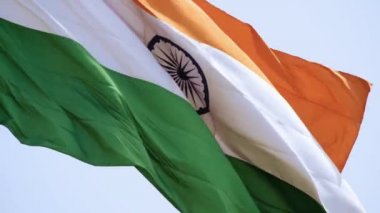 Hindistan bayrağı, Connaught Place 'de dalgalanan mavi gökyüzü, dalgalanan Hindistan bayrağı, Bağımsızlık Günü' nde Hint bayrağı ve Hindistan Cumhuriyeti bayrağı, sallanan atış, sallanan Hint bayrağı, dalgalanan Hindistan bayrakları