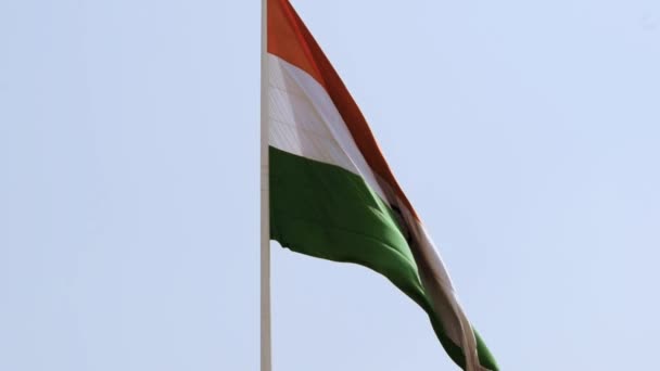印度国旗高高飘扬 蓝天飘扬 印度国旗飘扬 独立日和印度共和国日飘扬 挥动着印度国旗 悬挂着印度国旗 — 图库视频影像