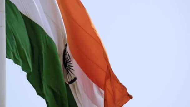 青い空に誇りを持ってコノート プレイスで高く飛んでいるインドの旗 インドの旗がなびく 独立記念日とインドの共和国の日にインドの旗 撮影を傾ける インドの旗を振って インドの旗を飛んでいるインドの旗 — ストック動画
