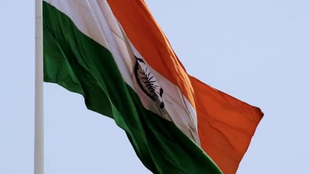 青い空に誇りを持ってコノート プレイスで高く飛んでいるインドの旗 インドの旗がなびく 独立記念日とインドの共和国の日にインドの旗 撮影を傾ける インドの旗を振って インドの旗を飛んでいるインドの旗 — ストック動画