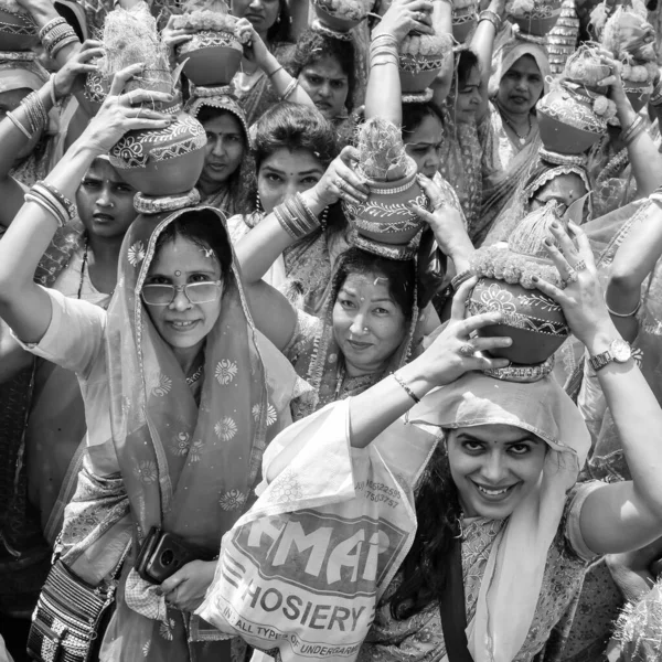 2022年4月3日 印度德里 印度印度教信徒在贾甘纳坦寺曼加尔 卡拉什 Mangal Kalash Yatra 头戴卡拉什 Kalash 头戴卡拉什 — 图库照片