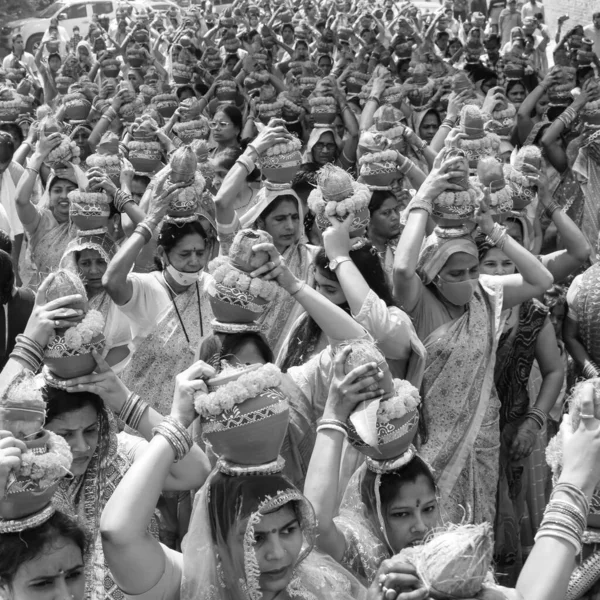 Delhi Indien April 2022 Frauen Mit Kalasche Auf Dem Kopf — Stockfoto