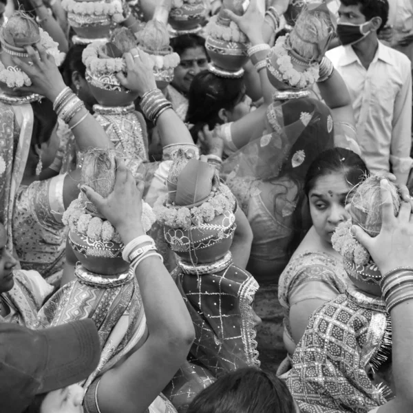 Delhi India Abril 2022 Mujeres Con Kalash Cabeza Durante Templo —  Fotos de Stock