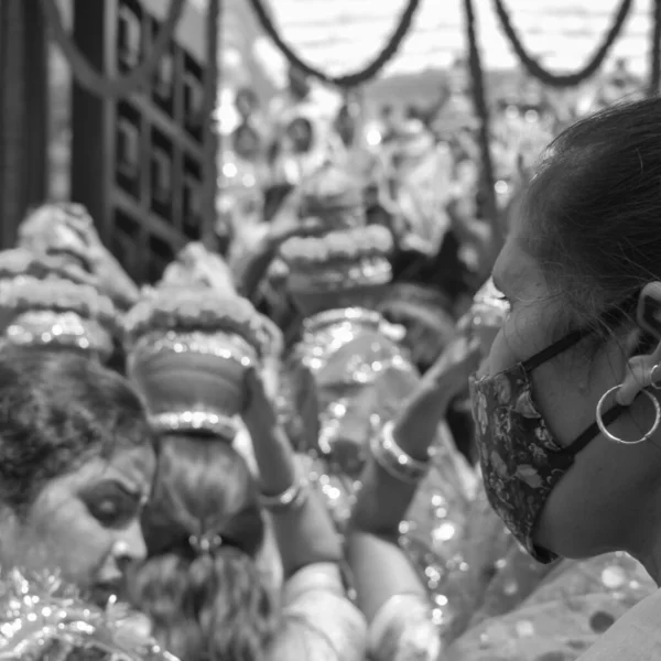 Delhi Índia Abril 2022 Mulheres Com Kalash Cabeça Durante Templo — Fotografia de Stock