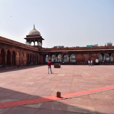 Delhi, Hindistan - 15 Nisan 2022: Tanımlanamayan Hintli turistler Ramzan sezonunda Jama Mescid 'i ziyaret ediyorlar, Delhi 6, Hindistan. Jama Mescidi Hindistan 'daki en büyük ve belki de en görkemli camidir.