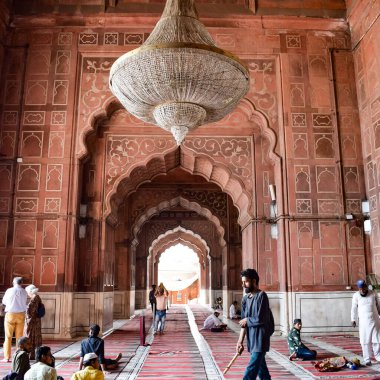 Delhi, Hindistan - 15 Nisan 2022: Tanımlanamayan Hintli turistler Ramzan sezonunda Jama Mescid 'i ziyaret ediyorlar, Delhi 6, Hindistan. Jama Mescidi Hindistan 'daki en büyük ve belki de en görkemli camidir.