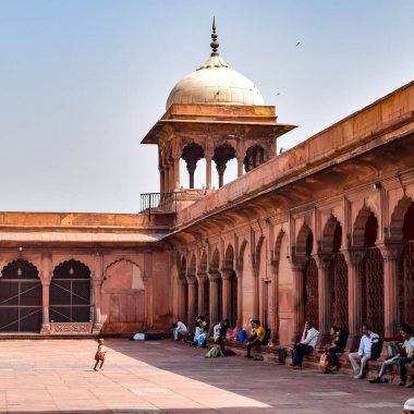 Delhi, Hindistan - 15 Nisan 2022: Tanımlanamayan Hintli turistler Ramzan sezonunda Jama Mescid 'i ziyaret ediyorlar, Delhi 6, Hindistan. Jama Mescidi Hindistan 'daki en büyük ve belki de en görkemli camidir.