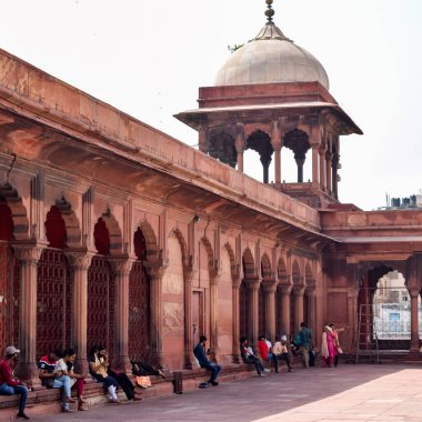 Delhi, Hindistan - 15 Nisan 2022: Tanımlanamayan Hintli turistler Ramzan sezonunda Jama Mescid 'i ziyaret ediyorlar, Delhi 6, Hindistan. Jama Mescidi Hindistan 'daki en büyük ve belki de en görkemli camidir.