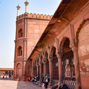 Delhi, Hindistan - 15 Nisan 2022: Tanımlanamayan Hintli turistler Ramzan sezonunda Jama Mescid 'i ziyaret ediyorlar, Delhi 6, Hindistan. Jama Mescidi Hindistan 'daki en büyük ve belki de en görkemli camidir.