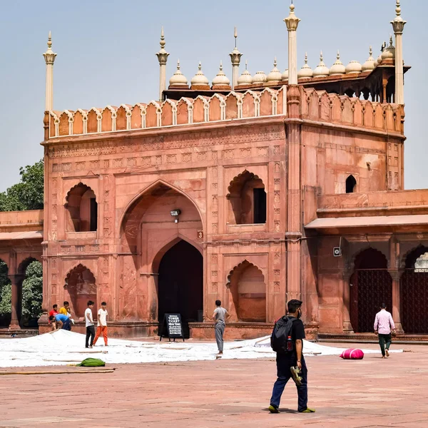 Delhi, Hindistan - 15 Nisan 2022: Tanımlanamayan Hintli turistler Ramzan sezonunda Jama Mescid 'i ziyaret ediyorlar, Delhi 6, Hindistan. Jama Mescidi Hindistan 'daki en büyük ve belki de en görkemli camidir.