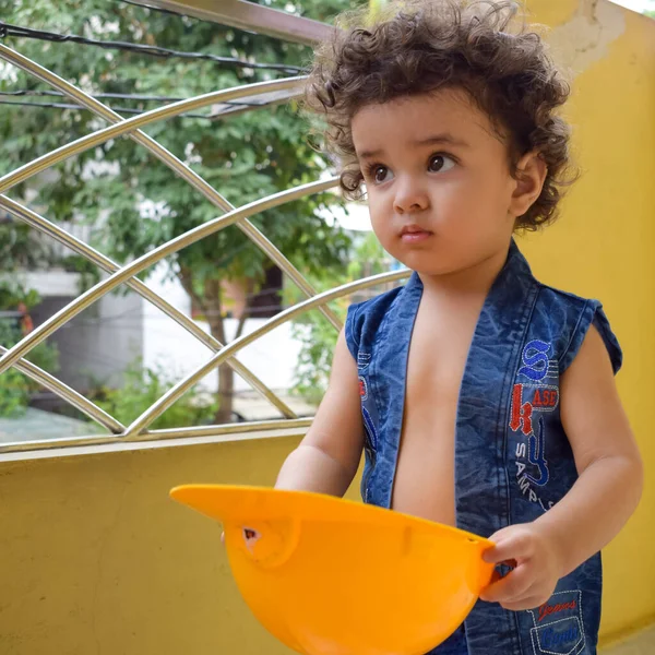 Χαριτωμένο Μικρό Αγόρι Shivaay Στο Σπίτι Μπαλκόνι Κατά Διάρκεια Του — Φωτογραφία Αρχείου