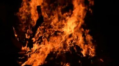 Siyah arka planda alevler, alev alev dokusu arka planda, çok güzel, ateş yanıyor, ateş odun ve inek gübresi ateşiyle yanıyor.