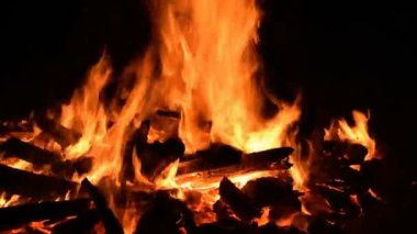 Siyah arka planda alevler, alev alev dokusu arka planda, çok güzel, ateş yanıyor, ateş odun ve inek gübresi ateşiyle yanıyor.