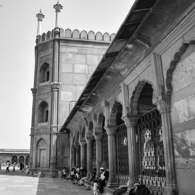 Delhi, Hindistan-15 Nisan 2022 - Hindistan 'da Ramzan sezonunda Jama Mescid' i ziyaret eden tanımlanamayan Hintli turist. Jama Mescidi, Hindistan 'daki en büyük ve belki de en görkemli camidir.